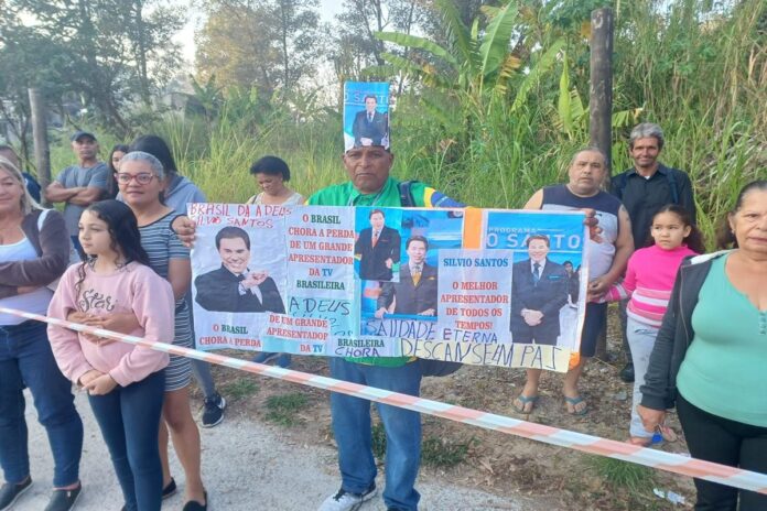 silvio-santos-e-enterrado-e-fas-prestam-ultima-homenagem-em-sao-paulo