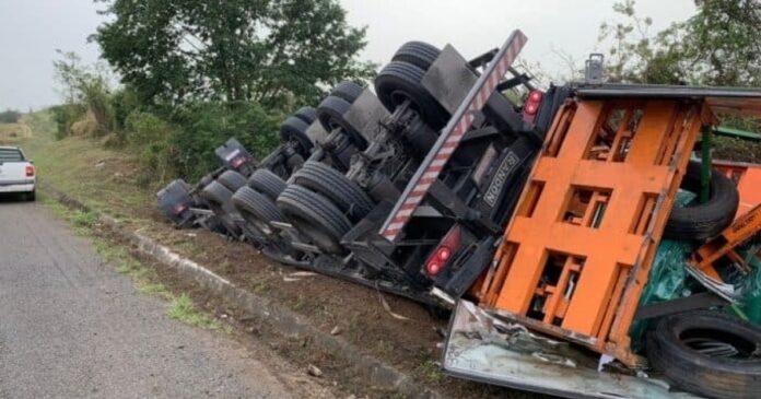 carreta-que-transportava-motores-tomba-na-br-116