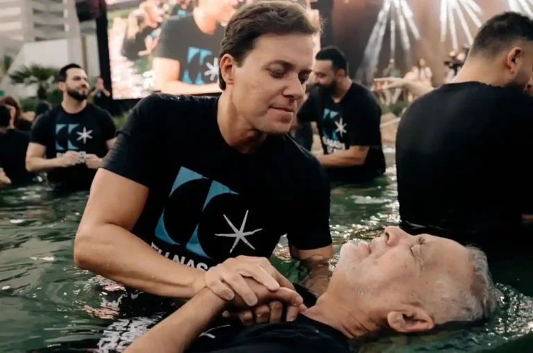 andre-valadao-celebra-batismo-de-mais-de-2-mil-pessoas-na-lagoinha-alphaville