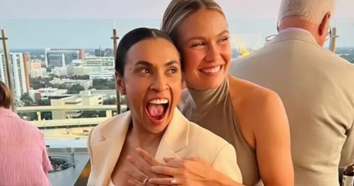 marta-anuncia-noivado-com-carrie-lawrence-apos-dois-anos-de-relacionamento
