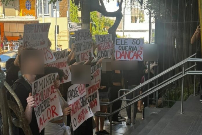 estudantes-protestam-em-frente-a-colegio-de-elite-apos-morte-de-aluno