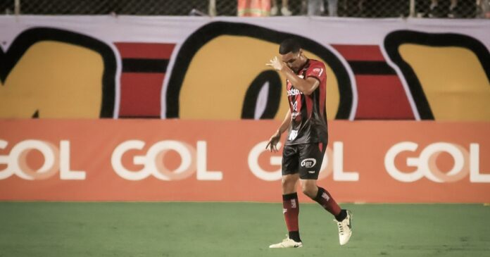 vitoria-vai-bem-no-primeiro-tempo,-mas-cede-empate-com-gol-polemico-do-cruzeiro-no-barradao