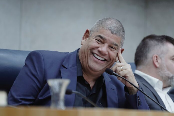 “guardanapo”:-como-milton-leite-pretende-se-aposentar-sem-sair-da-mesa