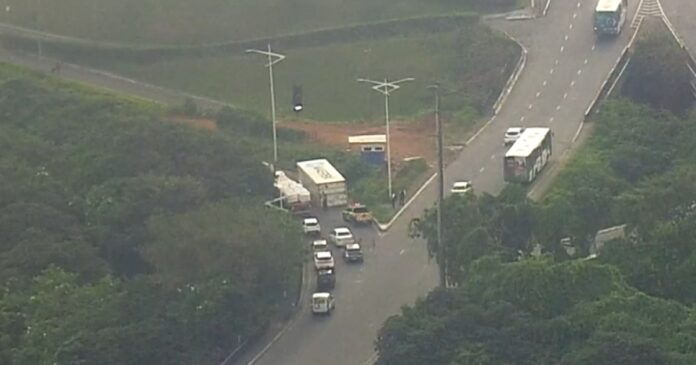 conteiner-cai-de-carreta-e-interdita-parte-de-acesso-a-br-324,-em-salvador
