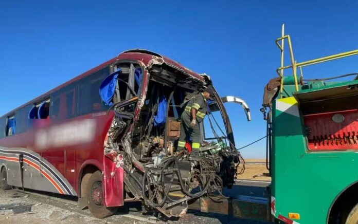 acidente-entre-caminhao-e-onibus-mata-2-e-fere-20-no-entorno-do-df