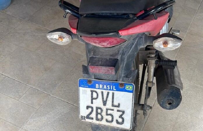 motocicleta-roubada-e-recuperada-pela-pm-no-bairro-vila-caraipe-em-teixeira