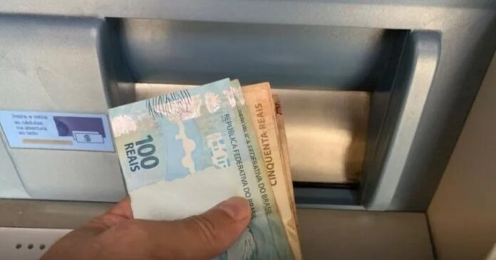 homem-vai-a-banco-na-bahia,-encontra-r$-2,4-mil-e-devolve-dinheiro-para-verdadeiro-dono