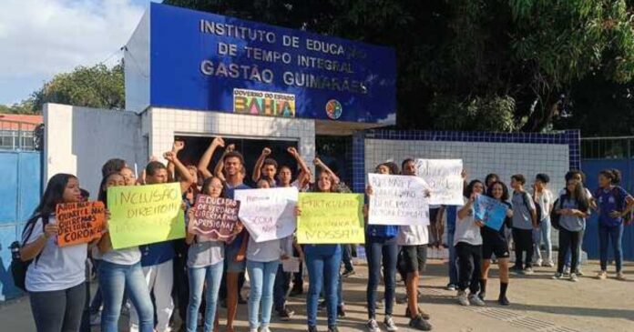 diretora-e-afastada-na-bahia-apos-proibir-estudante-autista-de-levar-lanche-para-colegio