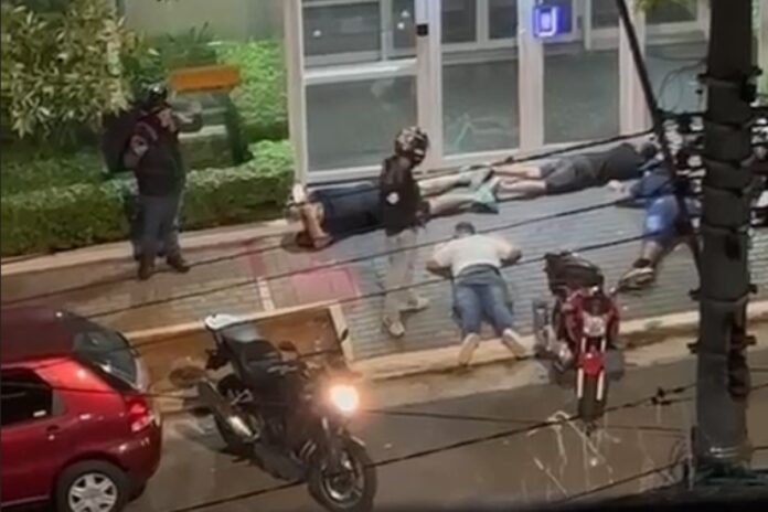 videos:-suspeitos-fazem-refens-deitar-no-chao-em-assalto-na-zona-leste