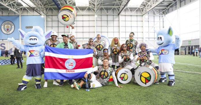 com-muito-axe,-bahia-day-agitou-o-pre-jogo-do-city-em-manchester