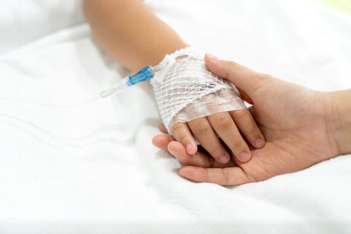 mae-falsifica-diagnostico-de-cancer-do-filho-e-rouba-r$-29-mil-de-ong