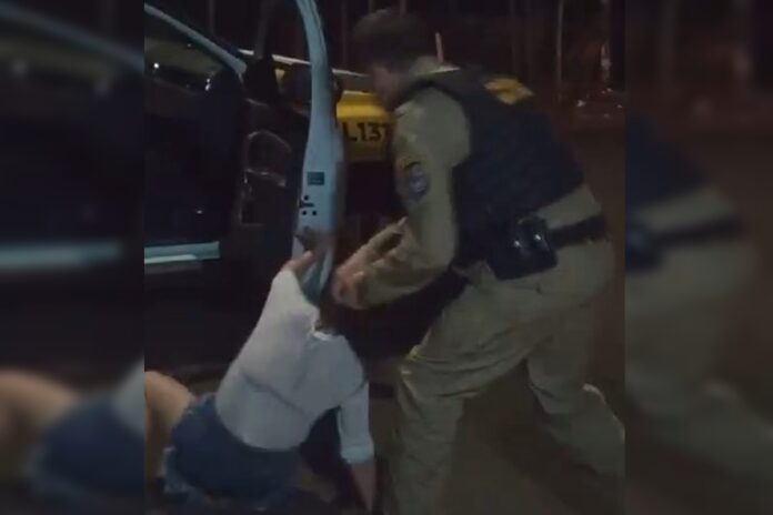 pm-chuta-e-arrasta-mulher-pelos-cabelos-no-parana.-video