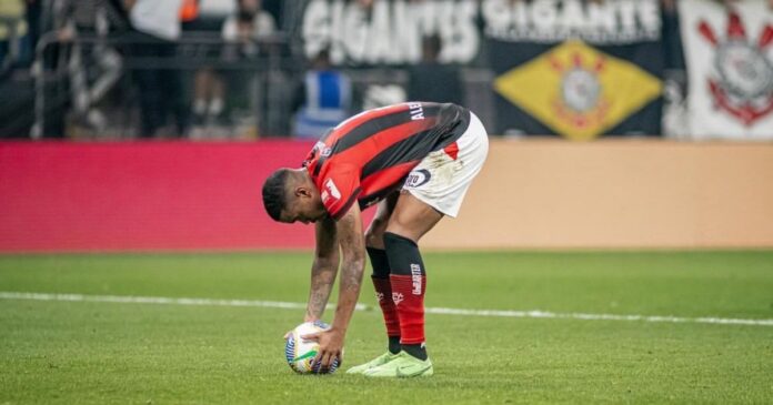 “perdemos-pelo-primeiro-tempo-ruim”,-diz-alerrandro-sobre-derrota-para-o-sao-paulo