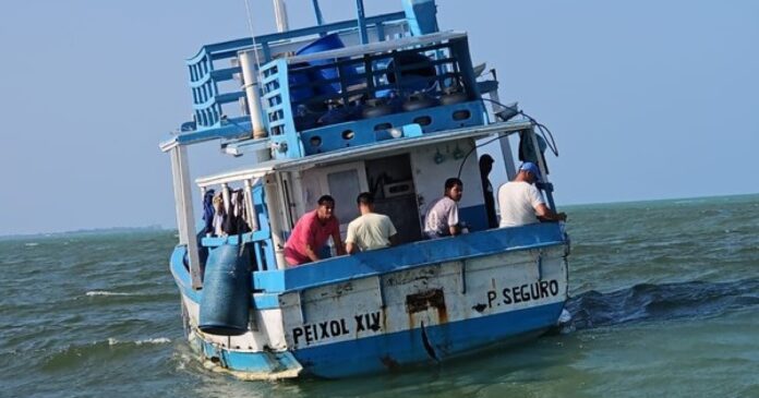 marinheiros-salvam-cinco-vidas-em-operacao-de-resgate-em-porto-seguro