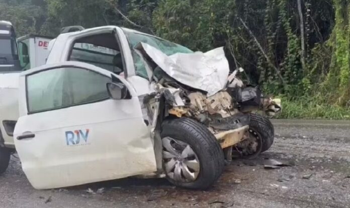 motorista-de-41-anos-morre-apos-batida-entre-dois-carros-e-uma-carreta