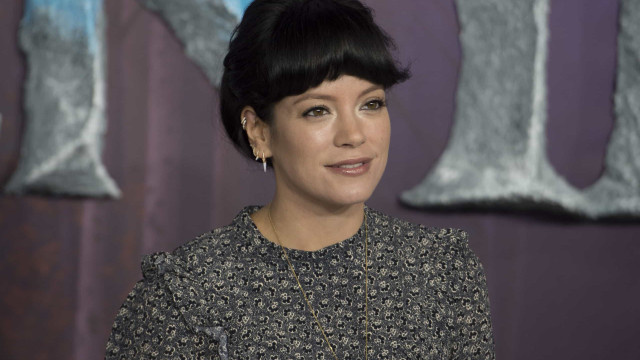 lily-allen-e-criticada-apos-devolver-cao-por-ter-roido-passaportes lily-allen-e-criticada-apos-devolver-cao-por-ter-roido-passaportes