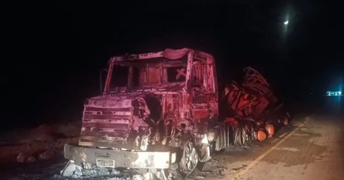 carreta-com-botijoes-de-gas-pega-fogo-e-incendio-deixa-bairros-sem-energia-no-sudoeste-baiano