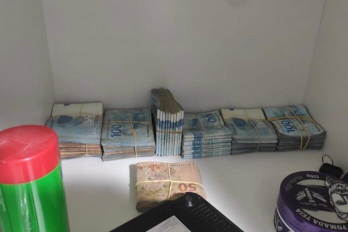 iphones:-fiscais-da-receita-sao-afastados-por-contrabando-de-r$-70-mi