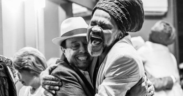 carlinhos-brown-presta-homenagem-a-musico-sergio-mendes:-“legado-brilhante”