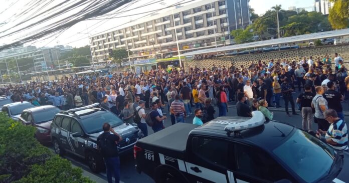 policiais-civis-fazem-protesto-no-bairro-do-itaigara,-em-salvador