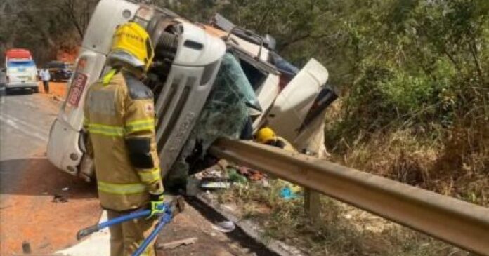 motorista-morre-apos-perder-o-controle-e-caminhao-tombar-na-br-251