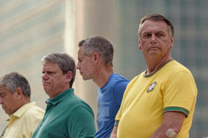 bolsonaro-esta-cada-vez-mais-parecido-com-biruta-de-aeroporto