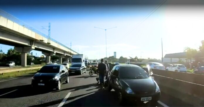 acidente-entre-caminhao-e-motocicleta-deixa-duas-pessoas-feridas-na-br-324
