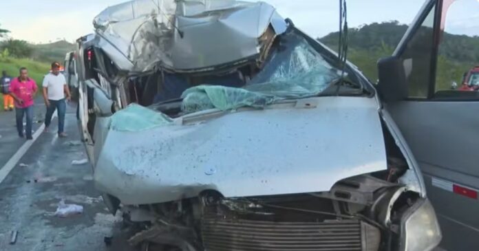 tres-pessoas-morrem-em-acidente-com-van-que-transportava-pacientes-na-br-324