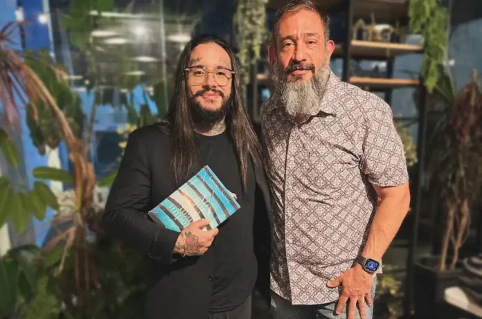 ex-satanista-vicky-vanilla-participa-de-culto-com-pastor-luciano-subira