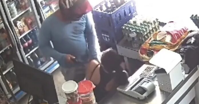 video:-homem-armado-assalta-supermercado-e-aborda-funcionaria-em-guanambi