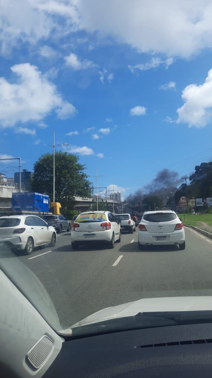 video:-manifestacao-deixa-transito-lento-na-avenida-bonoco,-em-salvador