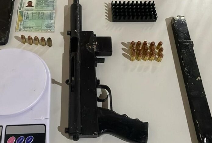 submetralhadora-caseira-e-municoes-sao-apreendidas-apos-confronto-em-nova-vicosa:-suspeito-morre