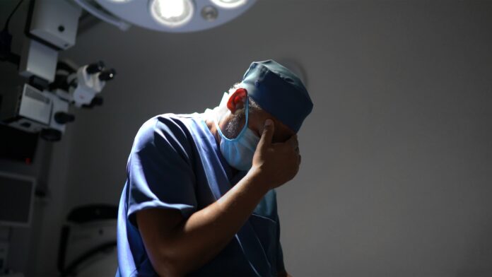 soco-no-rosto-e-ameacas:-1-medico-sofre-violencia-a-cada-2-dias-no-df