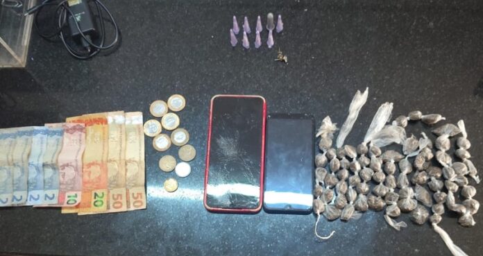 policia-militar-apreende-dois-adolescentes-portando-drogas-no-bairro-arnaldao-em-eunapolis