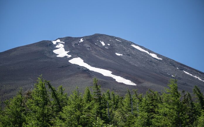 monte-fuji-do-japao-fica-sem-neve-em-outubro,-algo-inedito-em-130-anos