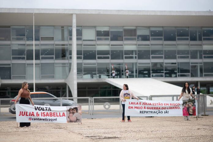 com-ato-na-praca-dos-3-poderes,-maes-pedem-ajuda-para-repatriar-filhos