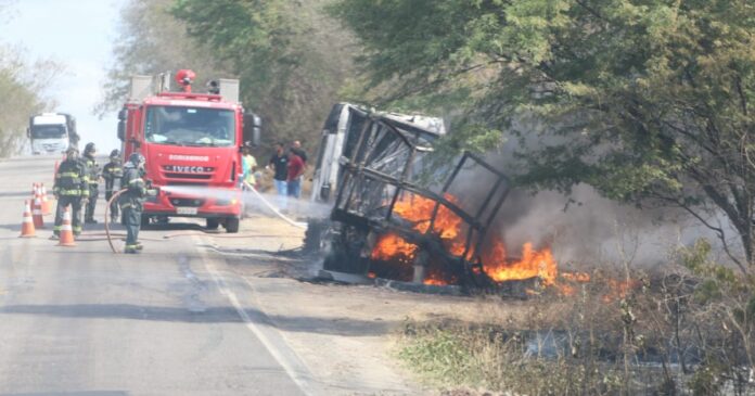 caminhao-pega-fogo-na-br-116-e-bloqueia-parte-da-rodovia-entre-euclides-da-cunha-e-tucano