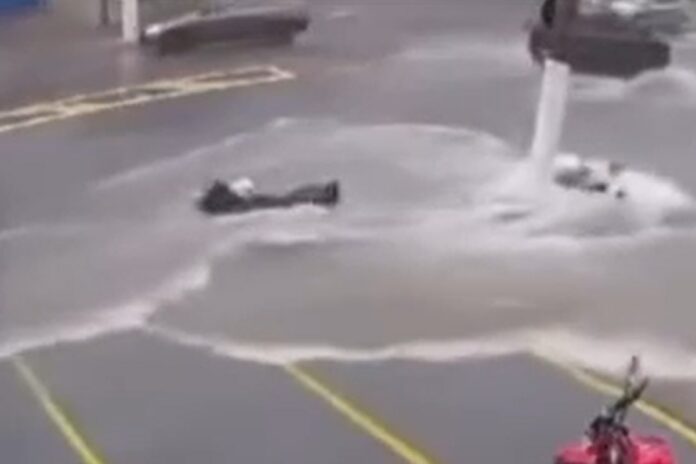 video:-motociclista-cai-da-moto-na-chuva-e-e-arrastado-por-correnteza
