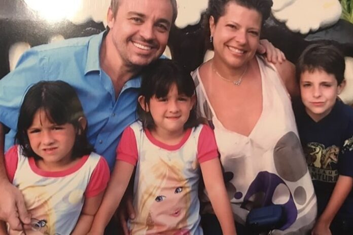 rose-miriam-faz-desabafo-ao-postar-foto-com-gugu-liberato-e-os-filhos