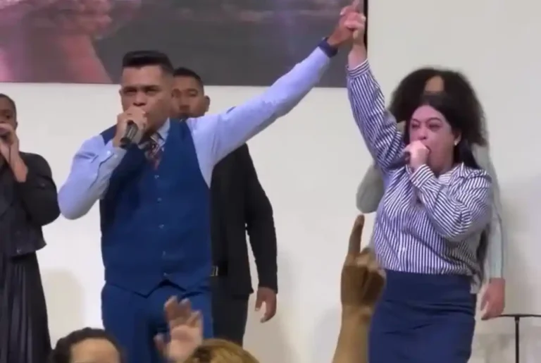 a-historia-por-tras-da-foto-do-pastor-de-maos-dadas-com-a-esposa-no-altar-vai-te-surpreender