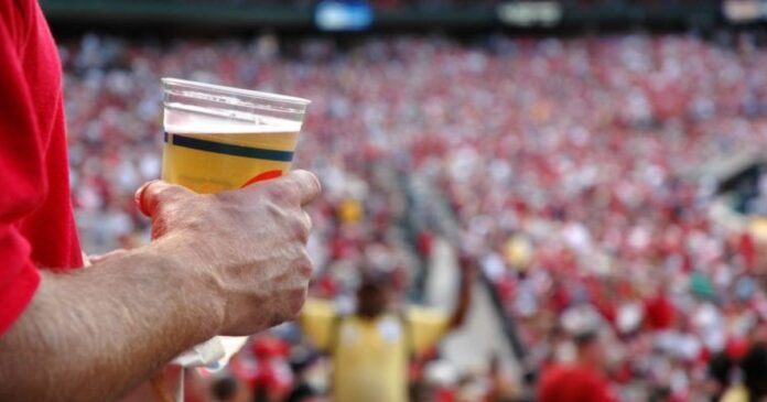 projeto-que-proibe-venda-de-bebidas-alcoolicas-em-estadios-e-aprovado-na-camara