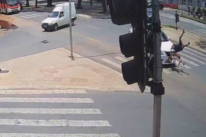 video-forte:-taxista-atropela-mulher-e-crianca-em-faixa-de-pedestre