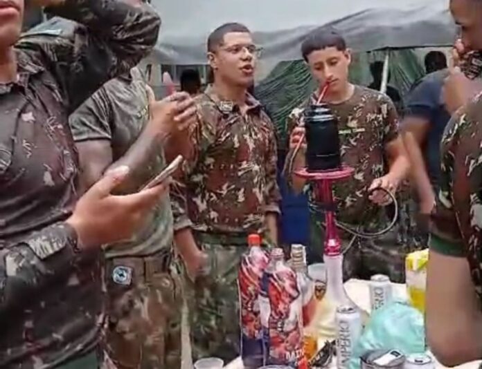 video:-exercito-tem-festa-com-narguile,-red-label-e-pagode-em-batalhao