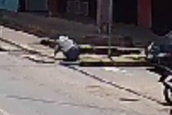 video:-veja-momento-que-buraco-engole-idoso-de-84-anos-em-rua-do-df