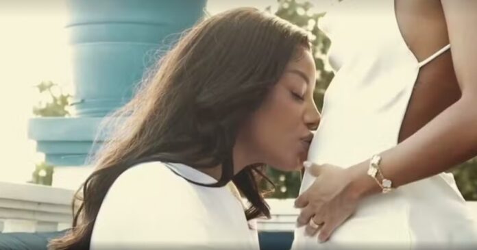 ludmilla-anuncia-gravidez-da-esposa,-brunna-goncalves,-durante-show