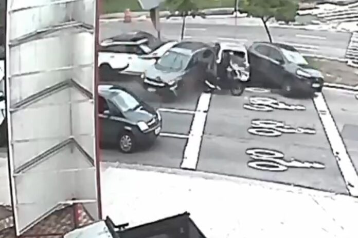 video:-motorista-de-carro-de-luxo-provoca-engavetamento-de-6-veiculos