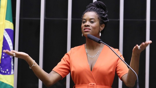 deputada-federal-carol-dartora-denuncia-ameacas-de-morte-e-ataques-racistas