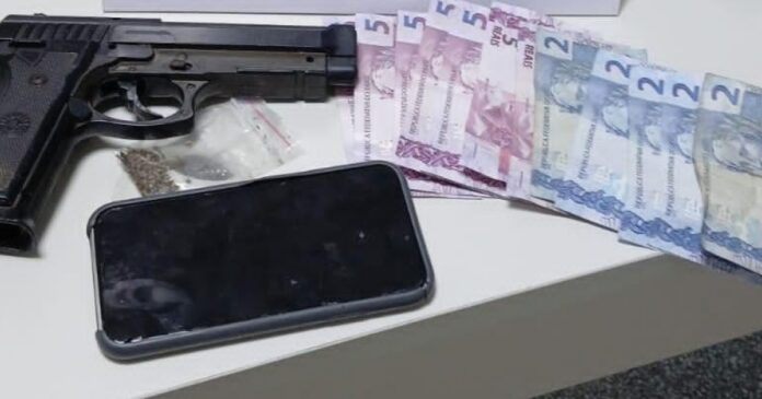 policia-militar-apreende-replica-de-pistola-e-droga-no-barbalho