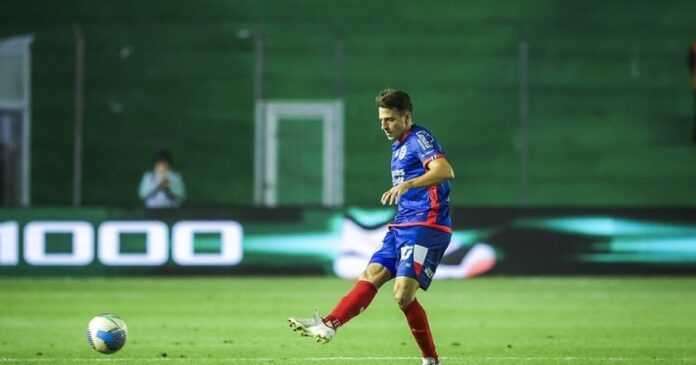bahia-decide-recorrer-da-pena-de-arias,-suspenso-por-4-jogos-pelo-stjd