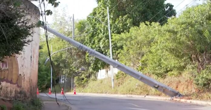 carro-colide-contra-poste-no-bairro-de-itapua-e-altera-transito